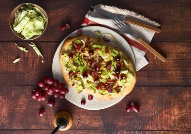 Herbstliche Pinsa mit Spitzkohl