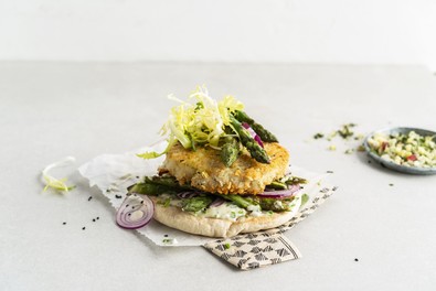 Thai-Krabbenburger mit gegrilltem Spargel und Limettenmayonnaise