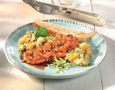 Marinierter Garnelenspieß auf Quinoa-Salat mit Mango, Gurke und Koriander