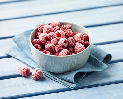 Tiefkühlhimbeeren in einer Schale