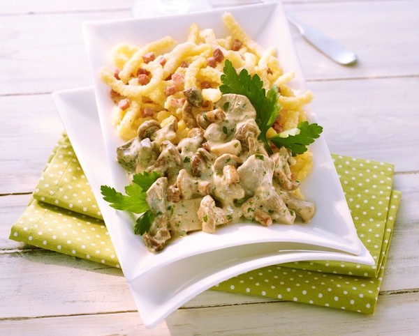 Rezept für Speck-Spätzle mit Pilz-Kräuterrahm » Einfache Anleitung