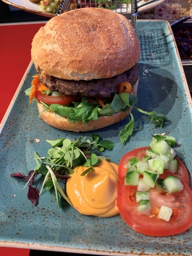 Herbstlicher Prime Cut Burger mit Black Pepper Frites