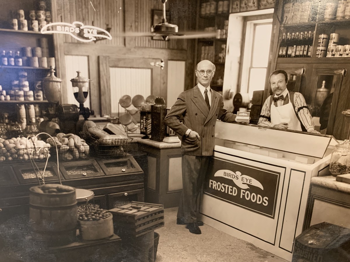 Clarence Birdseye und Verkäufer im Laden. Erstverkauf von Tiefkühlkost am 6. März 1930.