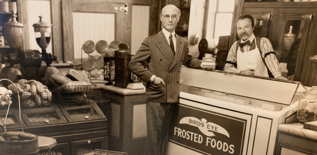 Clarence Birdseye und Verkäufer im Laden. Erstverkauf von Tiefkühlkost am 6. März 1930.