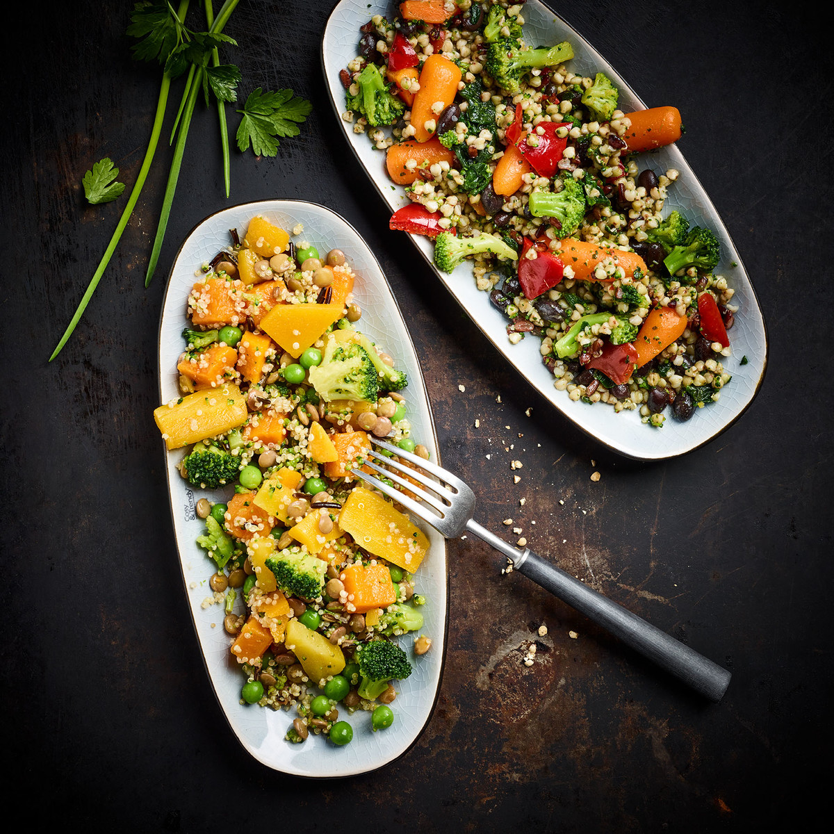 Gemüse-Mix auf Teller mit Gabel - vegetarisch