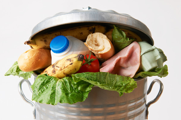 Abfalltonne mit Lebensmitteln<br />
Lebensmittelverschwendung