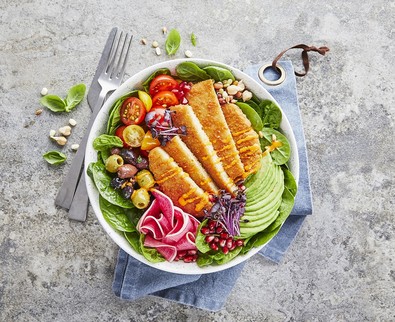 Grüne Bowl mit veganem Schnitzel